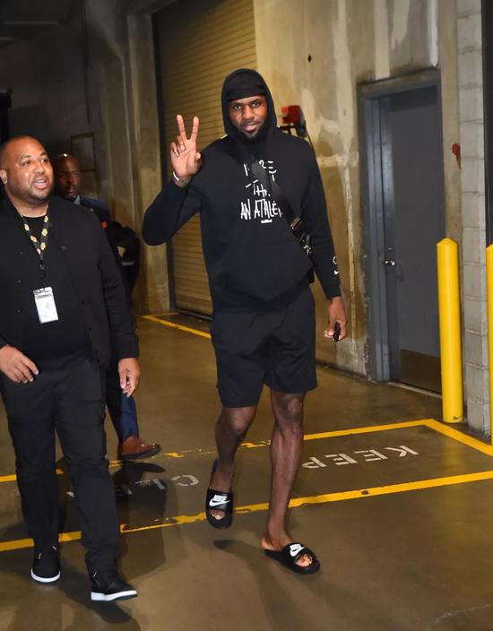 试图背身做 试图背身做